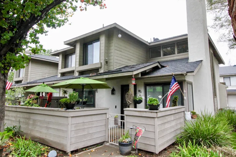 Fabulous villa with USA Flag and sitting place inside with garden in Lakeview of Townhomes of Anaheim