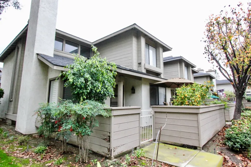 Marvellous looking villa with small garden and trees in Lakeview Townhomes of Anaheim