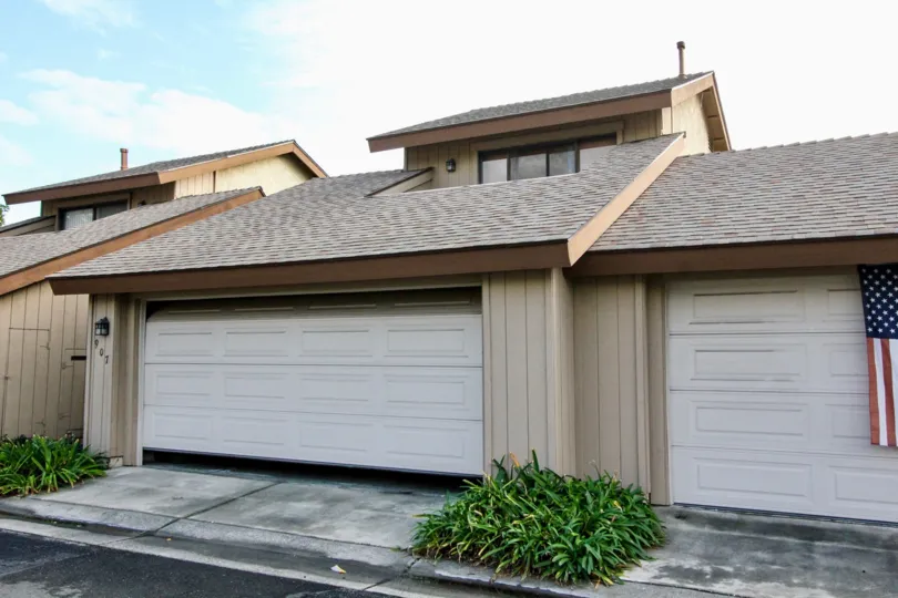 Excellent parking place with USA Flag near villa in Laurelwood Village of Anaheim