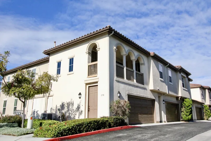 Marvellous architecture of a villa near road point of Magnolia Lane of Anaheim