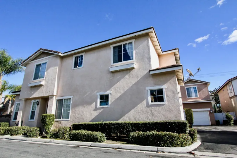 relaxing sunndy day in anaheim california at the peppertee walk community