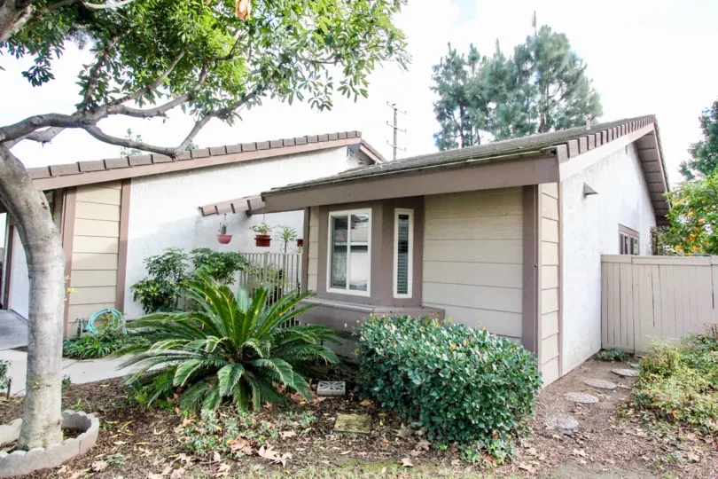 Villa having small garden and trees around in Ponderosa Meadows of Anaheim