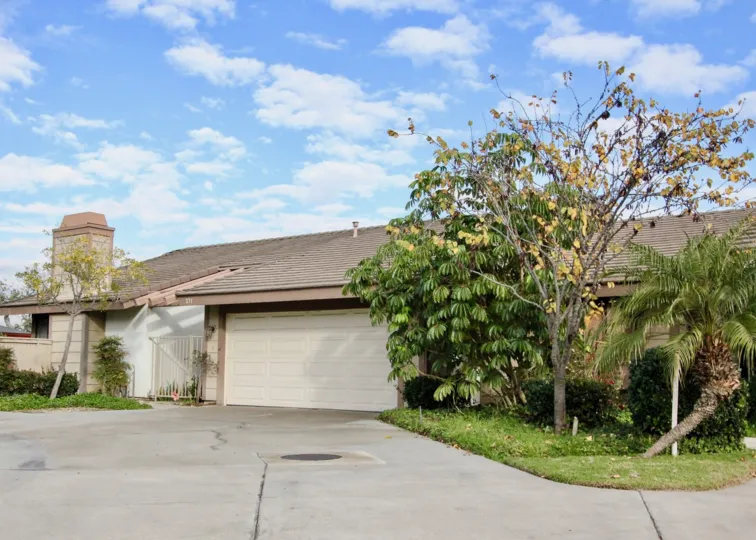 Fabulous looking villa with lawn and trees in Ponderosa Meadows of Anaheim
