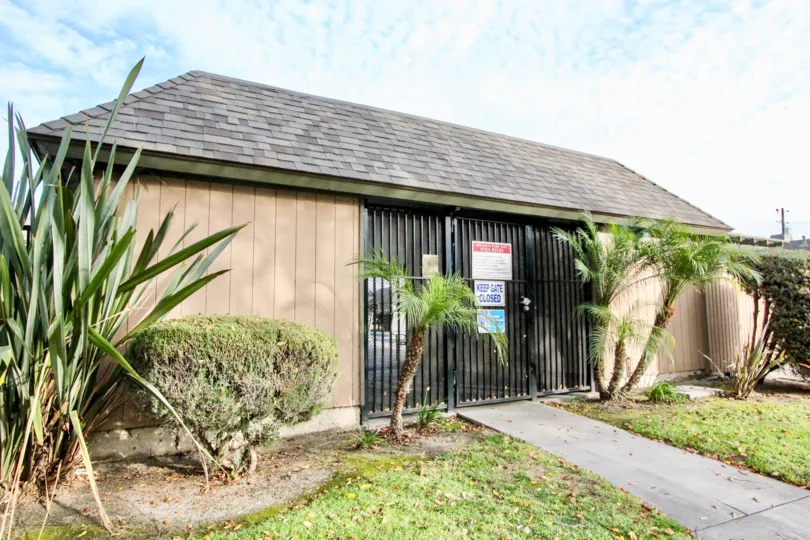 THE HOUSE IN THE RIDGEWAY PARK EAST WITH THE GRASSLAND, KEEP GATE CLOSE GATE