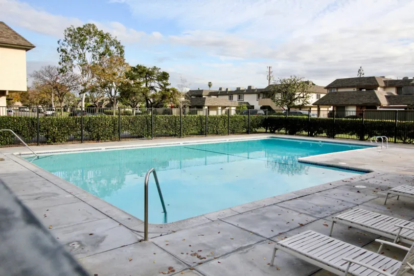THE BUILDING IN THE RIDGEWAY PARK EAST WITH THE SWIMMING POOL, PLANTS, TREES