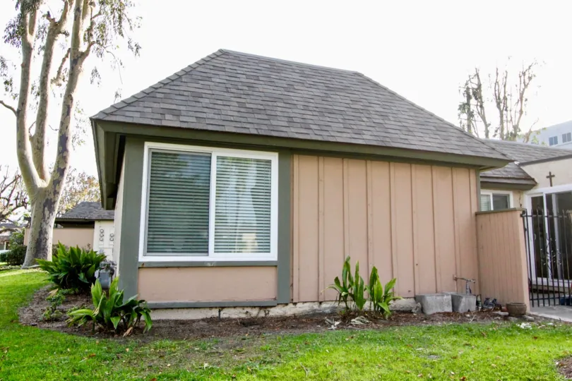 Beautiful shaped Villa with green lawn front in Ridgeway Park East of Anaheim
