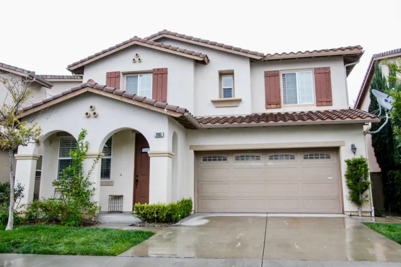 Beautiful Independent villa with spacious parking and lawn in Rio Vista Walk of Anaheim