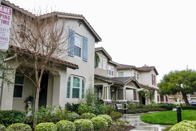 THIS IMAGE REPRESENTS THE FLATS WITH LOT OF PLANTS TREES ON THE FRONT SIDE IN ANAHEIM CITY