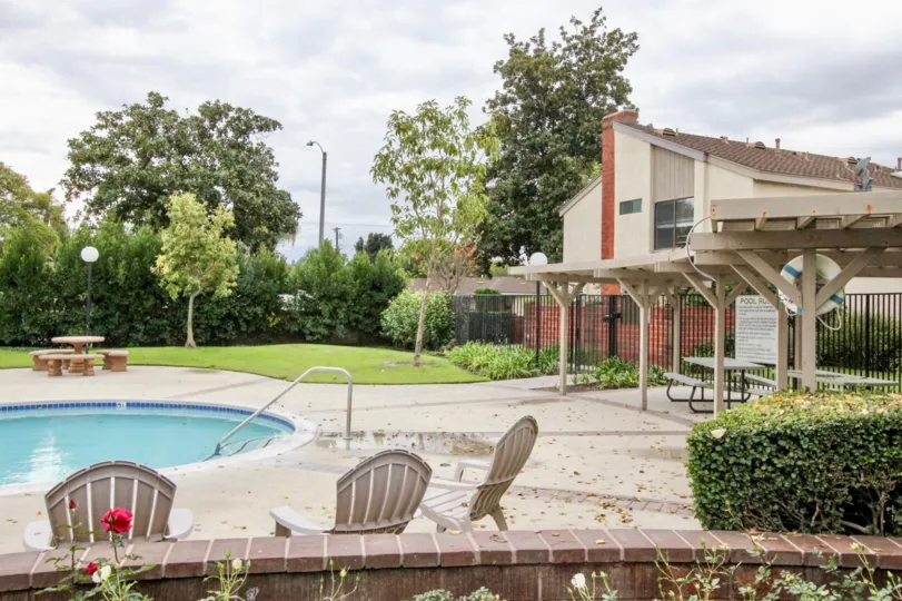 An estate in sherwood village with comprises the houses and outbuildings and swimming pools with picnic table