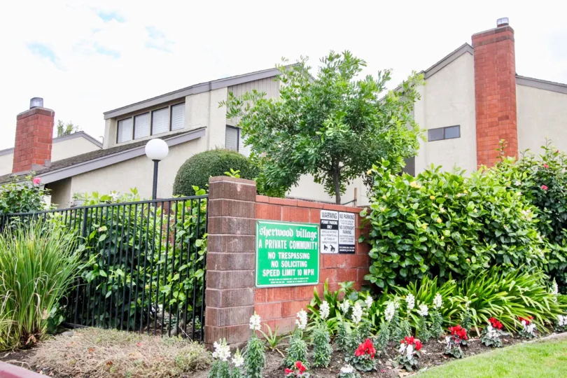 THIS IMAGE SHOWS THE BEAUTIFUL HOUSE, SMALL PLANTS, TREES ARE THERE IN ANAHEIM CITY