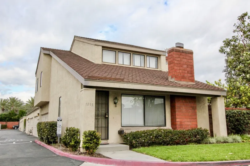 THE SMALL VILLA WITH NUMBER ON THE WALL, LAWN, PLANTS, LAWN, IN THE SIDE ROADWAY THERE IN ANAHEIM CITY