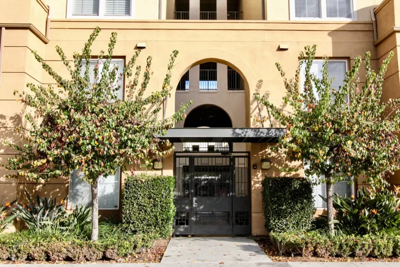 THE HOUSE IN THE STADIUM LOFTS WITH THE PLANTS, TREES