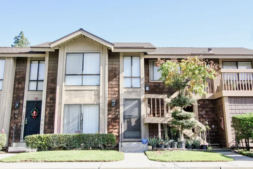 Entrance to condos found in the Sutter Creek Townhomes neighborhood of Anaheim, California on a bright sunny day.