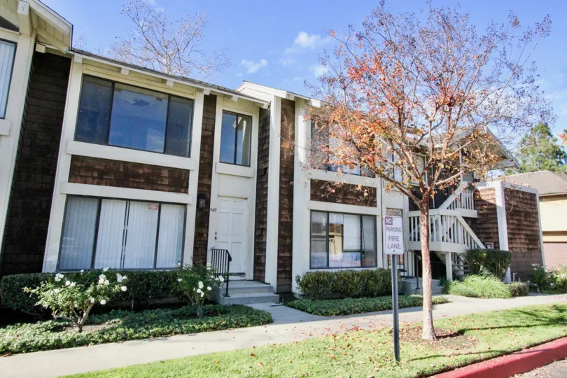 The front entrance of a home and walkway in Sutter Creek Townhomes Anahiem on a sunny day