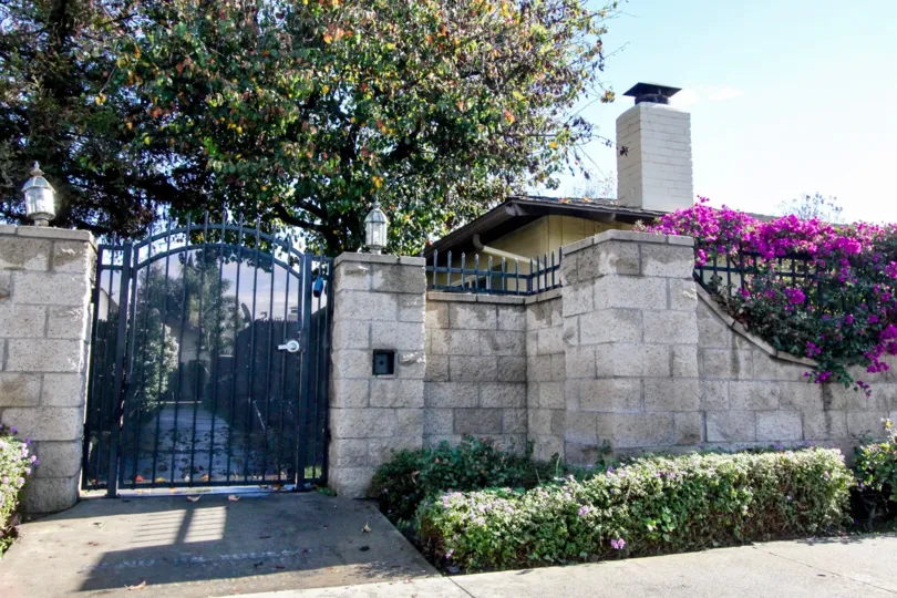 THE ENTRANCE OF THE HOUSE SITUATED IN ANAHEIM CITY, ON THE FRONT CROTON PLANTS ARE THERE