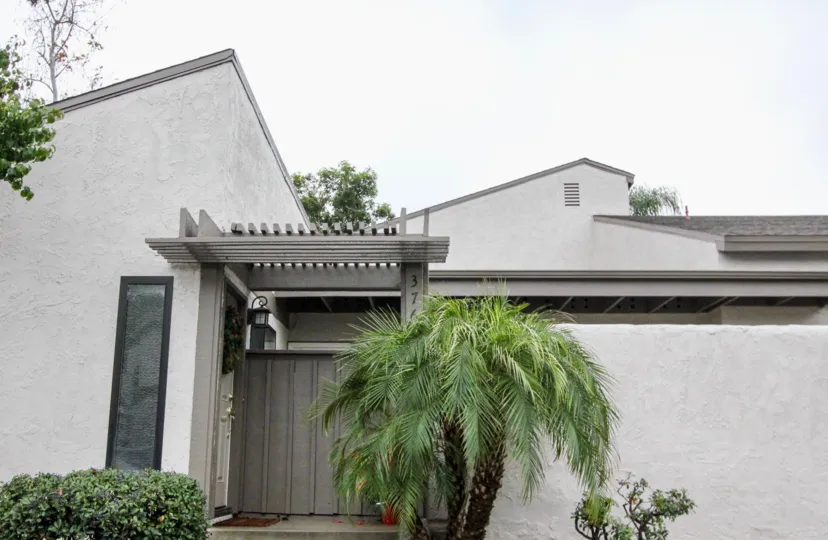 A cloudy day in the Villa Frontera with small house and plants.