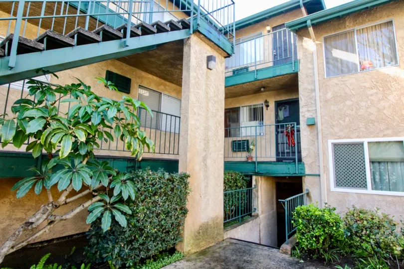 Large, clean community with multiple levels and beautiful gardens