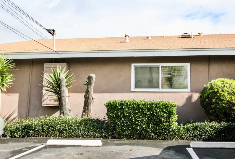 A WARM DAY IN THE Wilshire Westmont WITH A BUILDING THAT HAS AROUND THE GARDEN AND WINDOW IS CLOSED AND ROOFLESS TOP