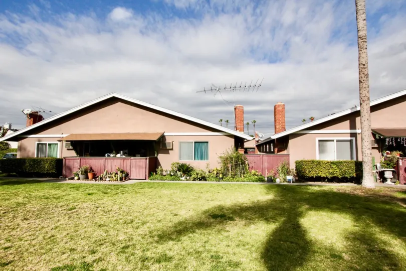 THE HOUSE IN THE WILSHIRE WESTMONT WITH THE GRASSLAND, FLOWER POTS, ANTENNA