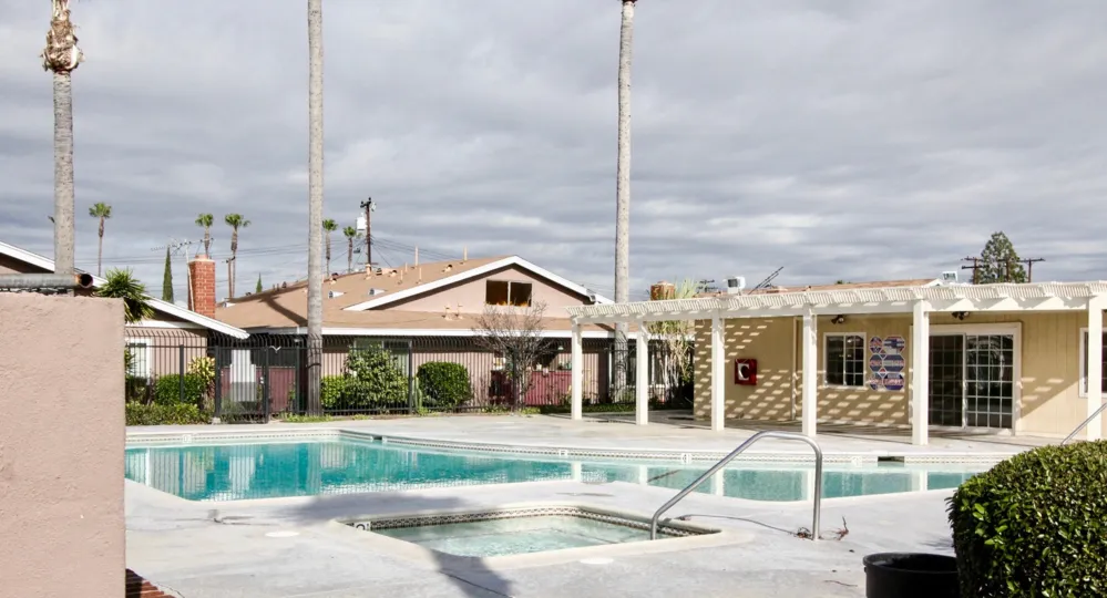 A bright day in the Wilshire Westmont with a swimming pool.