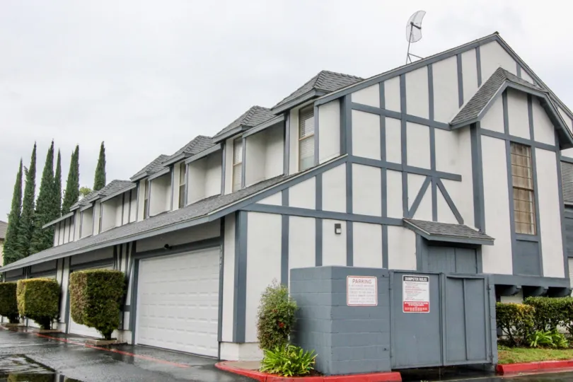 THE FLAT WITH SHED IN ANAHEIM THAT HAVE THE LOT OF TREES, PLANTS