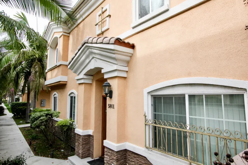 THE 5801 APARTMENT IN THE BUENA PARK VILLAS WITH THE LIGHT, TREES, PLANTS