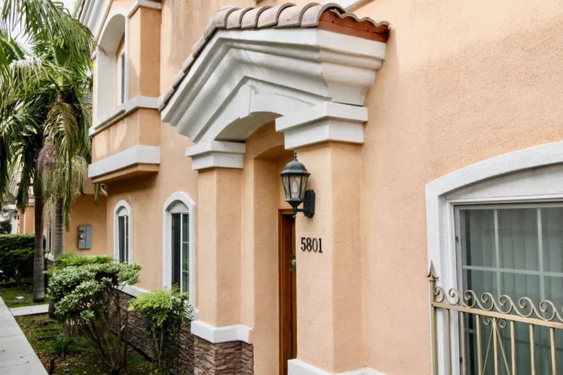 THE 5801 FLAT IN THE BUENA PARK VILLAS WITH THE PLANTS, GRASSES