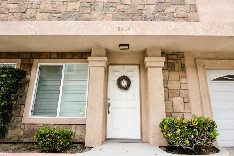 THE 8404 APARTMENT IN THE BUENA VILLA TOWNHOMES WITH THE PLANTS