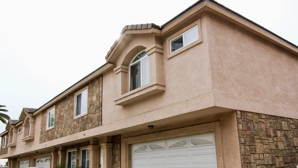 A big building in the Buena VIlla with some windows.