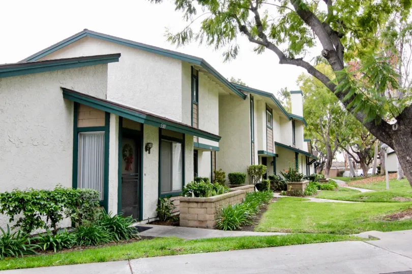 THE FLAT IN BUENA PARK WHICH HAVE THE LOT OF PLANTS, TREES AND LAWN ARE THERE