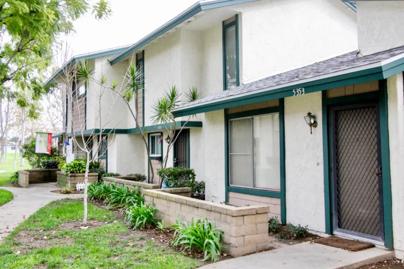 THE 5353 APARTMENT IN THE CAMERON PARK WITH THE PLANTS, TREES, GRASSLAND