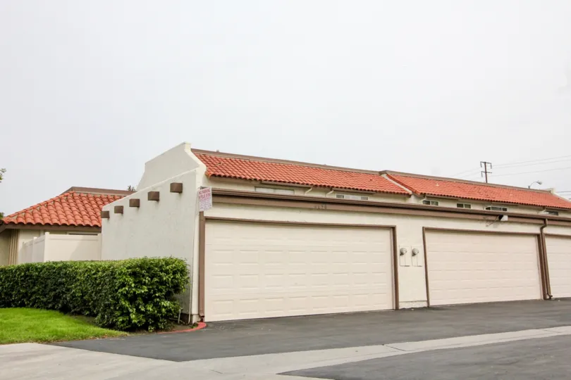 Nice view of Parking and lawn in Casitas California of Buena Park