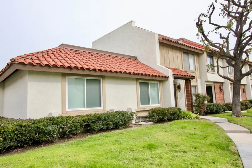 a rainy day in the casitas california with a house that has roofless top and tree in the front on ground around
