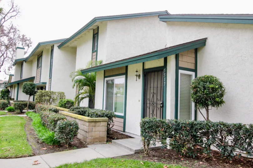 THE 5517 FLAT IN THE HIGHLAND GREENS WITH THE LAWN, PLANTS, TREES