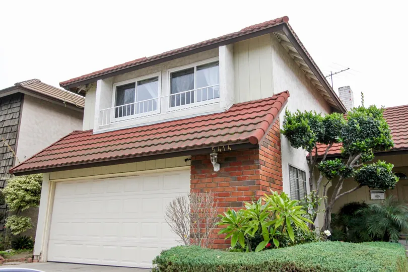 THE 5414 APARTMENT IN THE MEADOWBROOK WITH THE SHUTTER, PLANTS, TREES