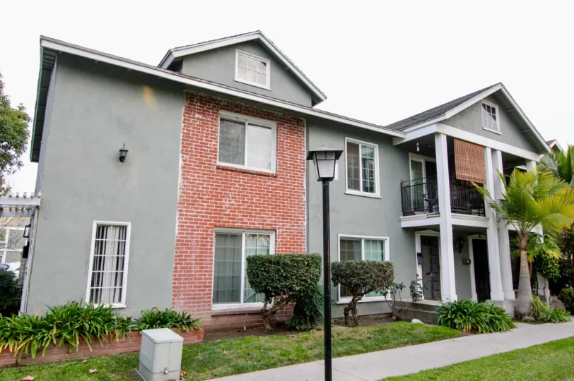 Villa in Monticello Townhomes has street lamps, meadows with bushes front to it