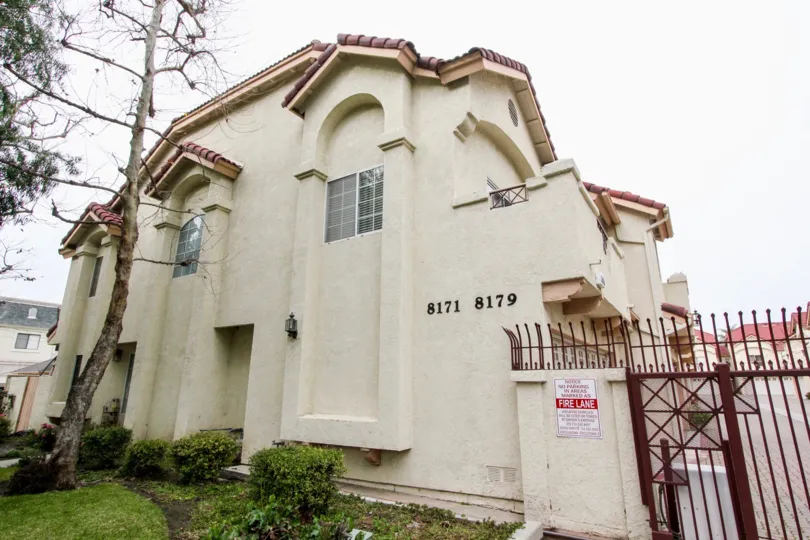 THE 8171, 8179 FLATS IN THE SUMMER HILL WITH THE PLANTS, GATE, LAWN
