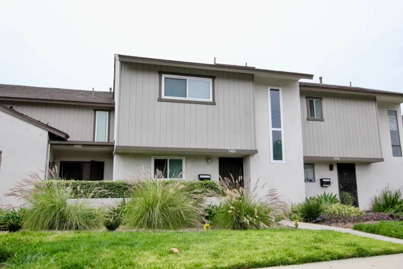 THE 5480 FLAT IN THE SUMMERTREE WITH THE PLANTS, LAWN