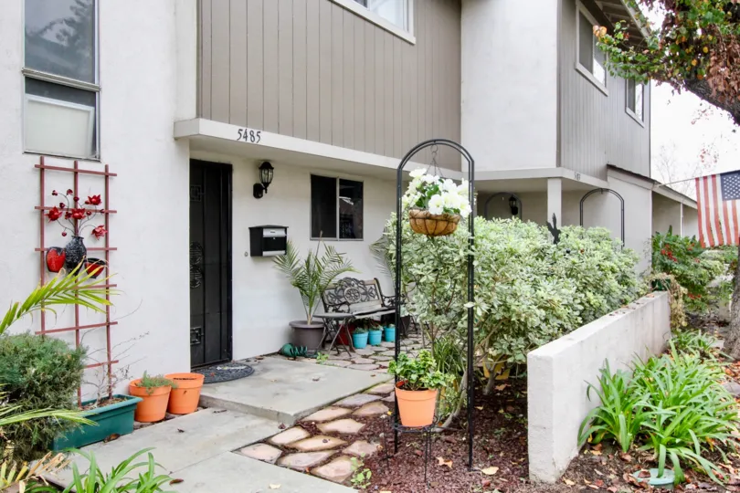 THE 5485 APARTMENT IN THE SUMMERTREE WITH THE FLOWER POTS, PLANTS