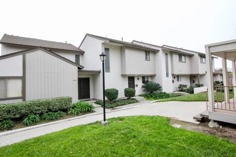 THIS APARTMENTS IN BUENA PARK, WHICH HAVE THE BEAUTIFUL LAWN, PLANTS LIGHT LAMP PATHWAY ARE THERE