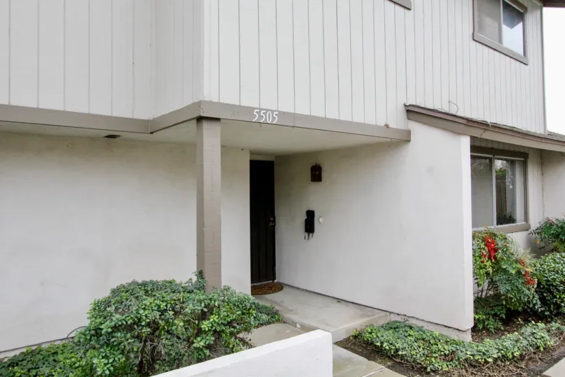 THE 5505 APARTMENT IN THE SUMMERTREE WITH THE PLANTS