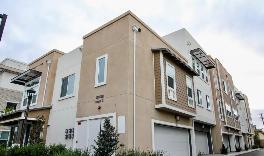 THE SIDE VIEW OF THE APARTMENTS LOCATED IN BUENA PARK ON THE FRONT MANY PLANTS ARE THERE
