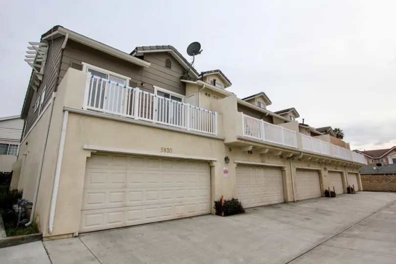 Fabulous villas with ample of space and having dish antenna in Trellis Lane of Buena Park