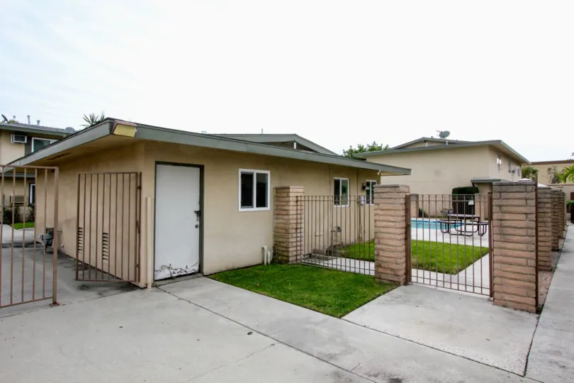 The Place in Valley View Villas has swimming pool with dinning tables and meadows