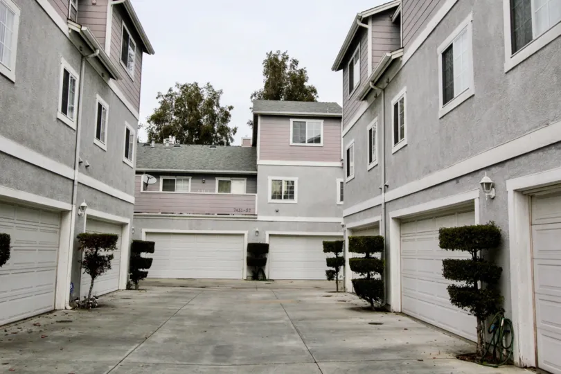 THIS IMAGE SHOWS THE APARTMENT WITH PLANTS, PATHWAY WHICH IS LOCATED IN BUENA PARK