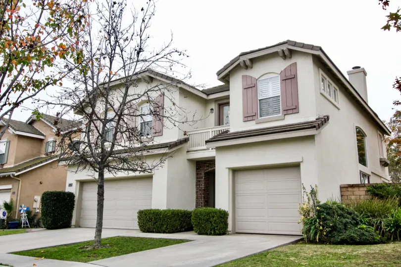 THIS IMAGE SHOWS THE HOUSES WITH SHEDS LOCATED IN BUENA PARK THAT SHOWS THE SMALL PLANTS ON EACH SIDE