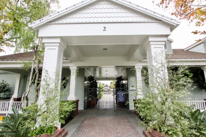 THE 2ND FLAT IN THE WESTSHORE VILLAS WITH THE PLANTS, TREES, GATE