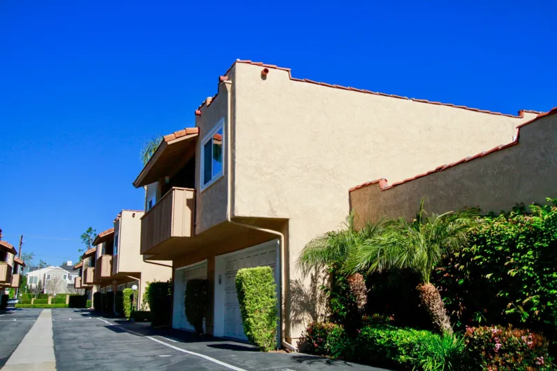 Sunny day with palm trees in front of villas in Alta Mesa of Costa Mesa