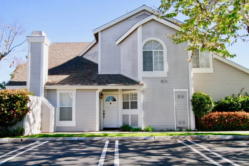 Excellent Parking place and sunshine near a villa with trees in Back Bay Village  of Costa Mesa