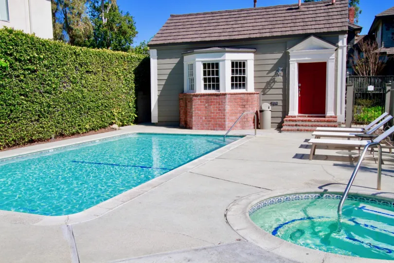 a beautiful pool behind the Brittanywoods community